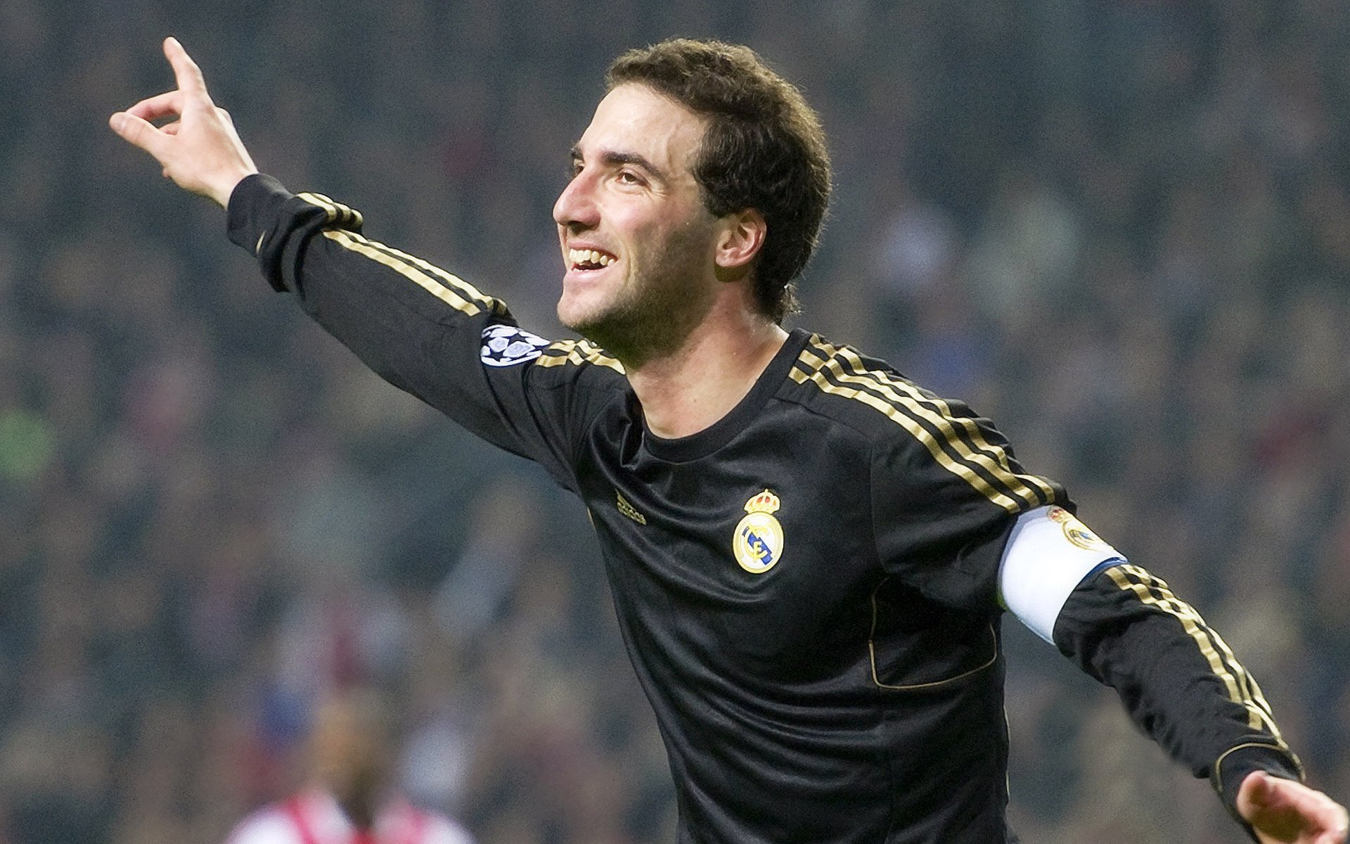 网球跨年龄混双赛 青少年与中年搭档互补取胜